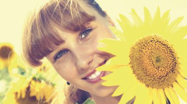 Ayçiçeği ile kız