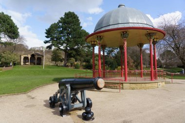 Roberts Park 'ın önündeki süslü siyah top yenilenmiş Bandstand, Saltaire, West Yorkshire, İngiltere.