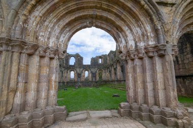 Fountains Abbey harabeleri kemerli bir girişten geçiyor, Studley Roger, Ripon, North Yorkshire, İngiltere, İngiltere.