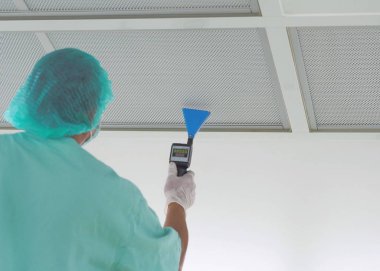 Teknisyenler Hepa Filtresindeki sızıntıyı tarıyor - Hepa Sızıntı Testleri