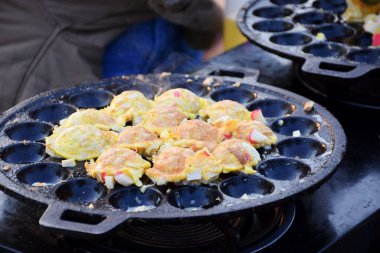 Tavada yumurta, beyaz sosis ya da Takoyaki Tayland usulü kahvaltı. 