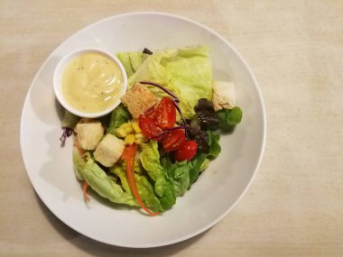 Masada salata soslu domates salatası. Üst görünüm