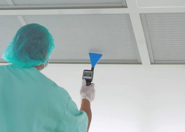 Technicus Scant Lek Hepa Filter Operatiekamer Cleanroom Hepa Lektests — Stockfoto