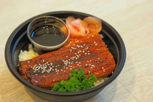 Unadon Unagi Donburi Met Gepekelde Gember Zwarte Plastic Schaal Voor — Stockfoto