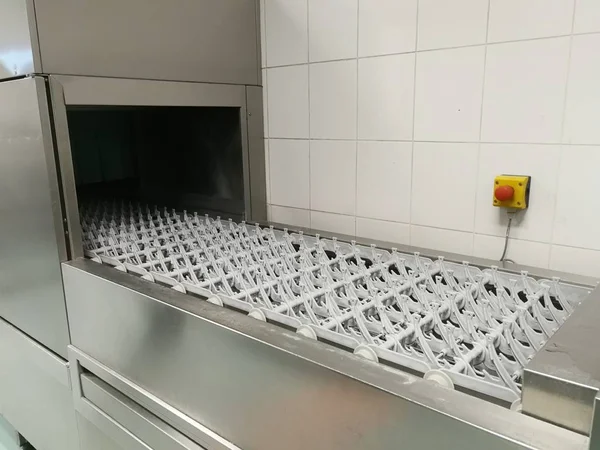 Mutfakta acil duruşu olan Bulaşıkçıya odaklanın.