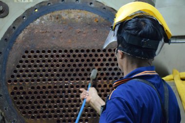 Tamirci, soğutma tüpünü temizlemek için fırça kullanıyor - Hvac Sistemi.