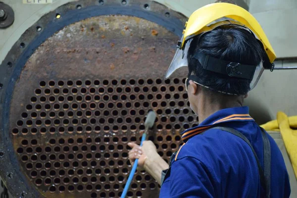 Tamirci, soğutma tüpünü temizlemek için fırça kullanıyor - Hvac Sistemi.
