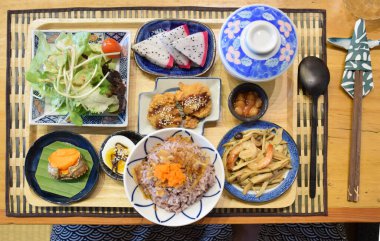 Japon usulü kahvaltı, (taze sebzeler, natto, pilav, Karaage Tavuğu, Karıştırılmış Mantar, haşlanmış yumurta, Miso çorbası ve ejderha meyvesi) Japon stili olarak sunulmuştur.. 