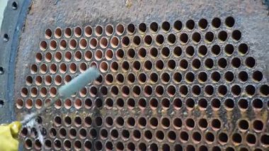Tamirci, soğutma tüpünü temizlemek için fırça kullanıyor - Hvac Sistemi.