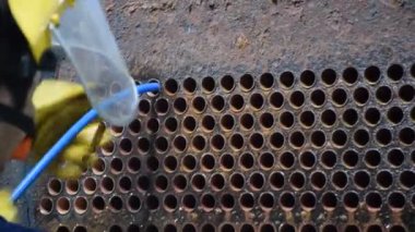 Tamirci, soğutma tüpünü temizlemek için fırça kullanıyor - Hvac Sistemi.