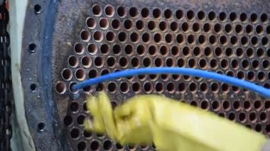 Tamirci, soğutma tüpünü temizlemek için fırça kullanıyor - Hvac Sistemi.