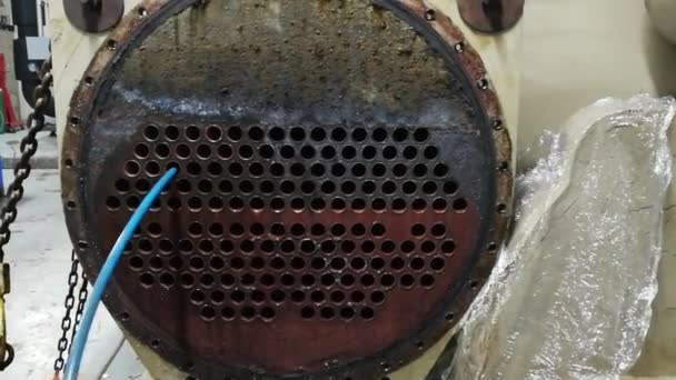 Mécanicien Utilise Une Brosse Pour Nettoyer Tube Condenseur Refroidisseur Système — Video