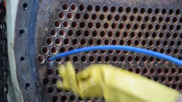 Μηχανικός Χρησιμοποιεί Βούρτσα Για Καθαρίσει Σωλήνα Συμπυκνωτή Του Chiller Hvac — Αρχείο Βίντεο