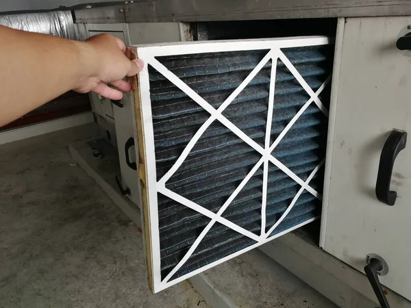 Yumuşak Odaklı Hava Elleme Birimi Filtresi, Teknisyen yeni yeni bir filtre - HVAC bakım ünitesini değiştirmek için hava tutma ünitesinin ön filtresini kontrol ediyor