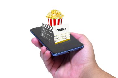 Çevrimiçi satın alma ve sinema biletleri rezervasyonu için akıllı telefon uygulaması. Olağandışı üç boyutlu patlamış mısır, el çırpma tahtası ve akıllı telefondan alınan biletler..