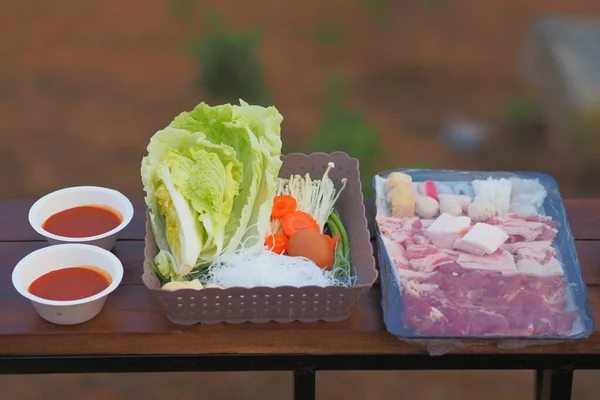 用Moo Katha平底锅软调味生肉蔬菜 泰国烧烤风格的户外派对 — 图库照片