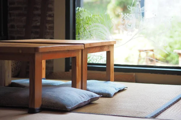 Japoński Stylu Dekoracji Pokoju Drewnianymi Stołami Siedzenia Podłogi Poduszki Zielony — Zdjęcie stockowe
