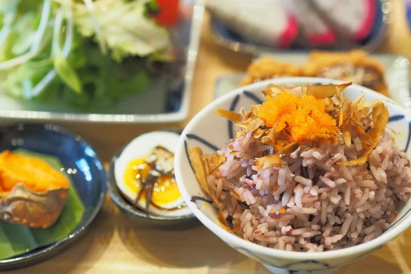Riceberry Mistura Arroz Integral Cobertura Com Ovos Camarão Flocos Katsuobushi — Fotografia de Stock