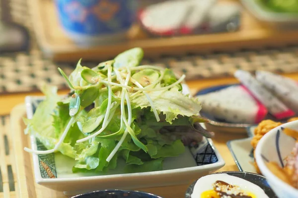 Zeleninový Salát Obsahuje Ledový Salát Slunečnicový Výhonek Japonským Dressingem Sesame — Stock fotografie