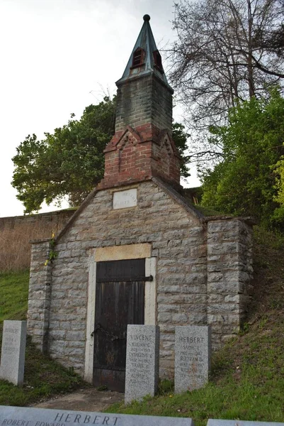 Sehr Altes Mausoleum Auf Einem Hügel Mit Kirchturm Grabsteinen Und — Stockfoto