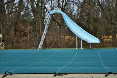 Bahçe yüzme havuzu, tramplenli ve havuz kaydırağlı. Kış için katmanlı ve kapalı.