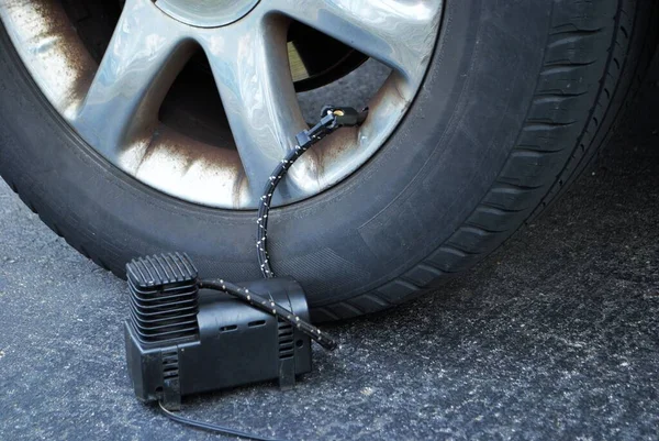 Close Portable Air Compressor Connected Valve Stem Car Tire — Stock Photo, Image