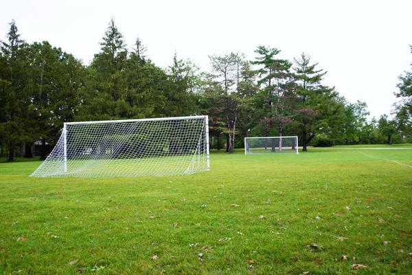 公園内の野球場のサッカー場のピッチ — ストック写真