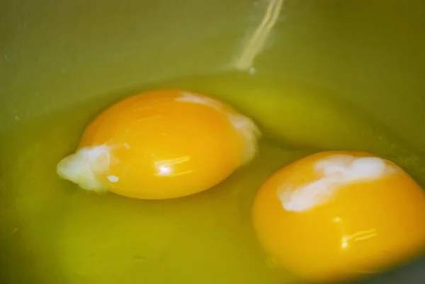 Primer Plano Dos Huevos Crudos Tazón Plástico Verde — Foto de Stock
