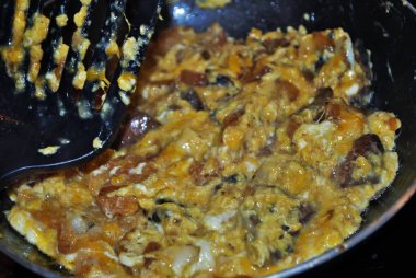 Kızartma tavasında mantar, soğan, patates kızartması, patates kızartması ve yağlı spatula pişiriyorum.