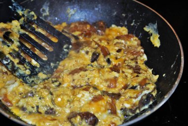 Kızartma tavasında mantar, soğan, patates kızartması, patates kızartması ve yağlı spatula pişiriyorum.