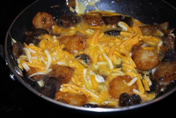 Cozinhando Cogumelos Cebolas Assam Marrons Queijo Uma Panela Ato Fritar — Fotografia de Stock