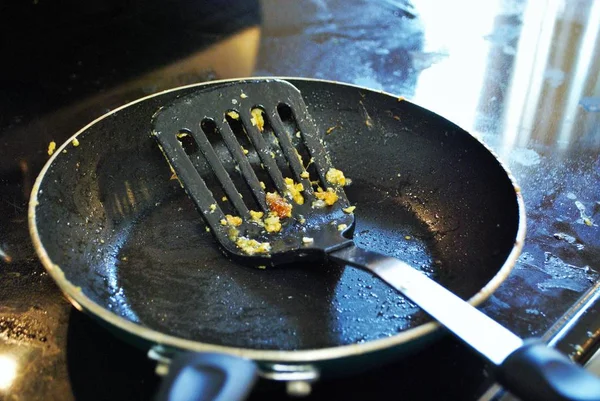 Espátula Sucia Sentada Una Sartén Vacía Estufa Después Cocinar Desayuno — Foto de Stock