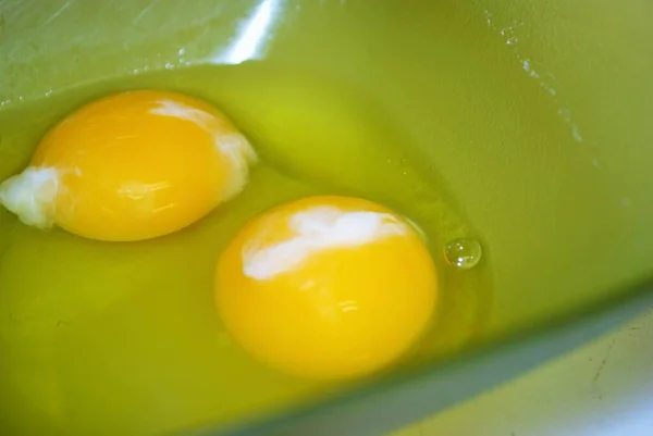 Закрыть Два Сырых Яйца Зеленой Пластиковой Миске — стоковое фото