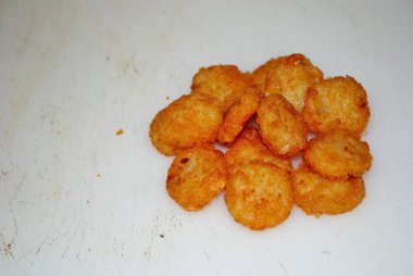 İyi kullanılmış bir kesme tahtasının üzerinde bir yığın mücver.