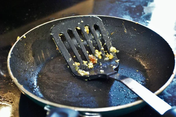 Грязная Лопатка Сидящая Пустой Сковороде Плите После Завтрака — стоковое фото