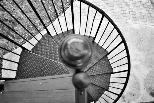 Глядя Вниз Черно Белой Спиральной Лестнице — стоковое фото