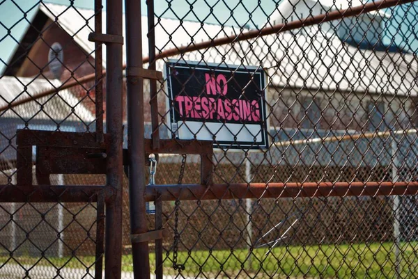 Trespassing Sign Rusted Chain Link Fence — Stock Photo, Image