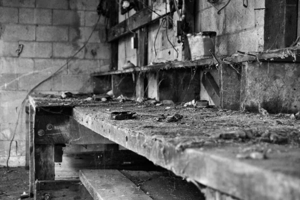 Poeira Sujeira Teia Aranha Coberto Bancada Celeiro Abandonado Preto Branco — Fotografia de Stock