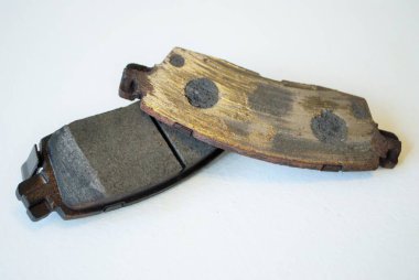 Yıpranmış disk fren pedi yenisiyle karşılaştırıldığında yıpranmış.