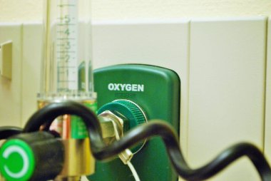 Acil serviste oksijen girişi basınç regülatörü akış göstergesi