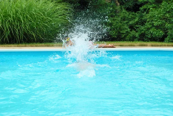 Respingo Depois Que Alguém Pulou Uma Piscina — Fotografia de Stock