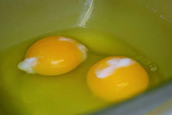 Close Dois Ovos Crus Uma Tigela Plástico Verde — Fotografia de Stock