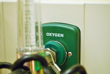 Acil serviste oksijen girişi basınç regülatörü akış göstergesi