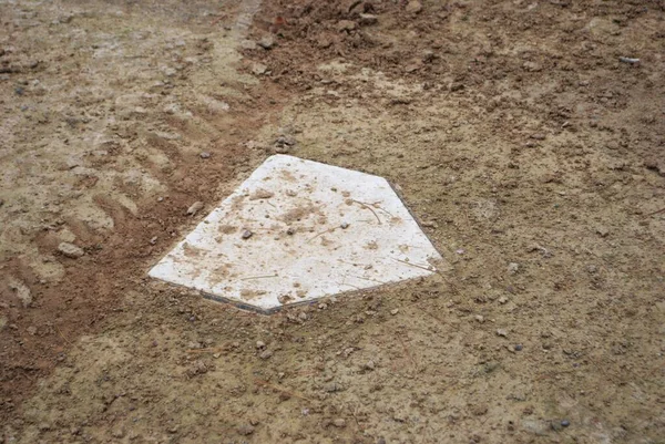 Terk Edilmiş Bir Beyzbol Sahasının Toprak Kaplı Levhası — Stok fotoğraf