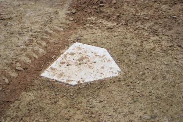 Vuil Bedekte Thuisplaat Van Een Verlaten Honkbaldiamant — Stockfoto