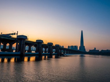 Gün doğumuyla yakın plan kayalar