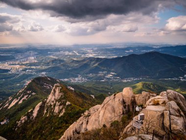 Hava dağları kasvetli gökyüzü ile görünüyor