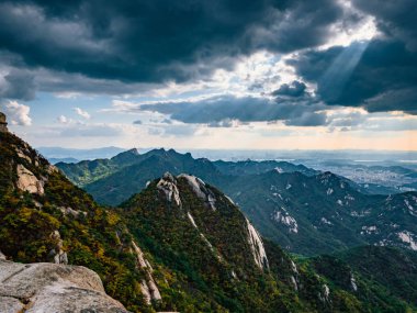 Güney Kore, Seul 'deki Bukhansan Ulusal Parkı' ndaki en yüksek dağlar.