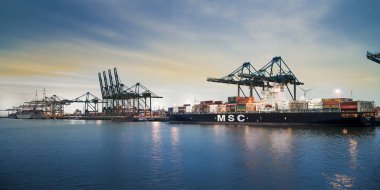 Deurganckdock nightshift kapsayıcılar Antwerp üzerinde