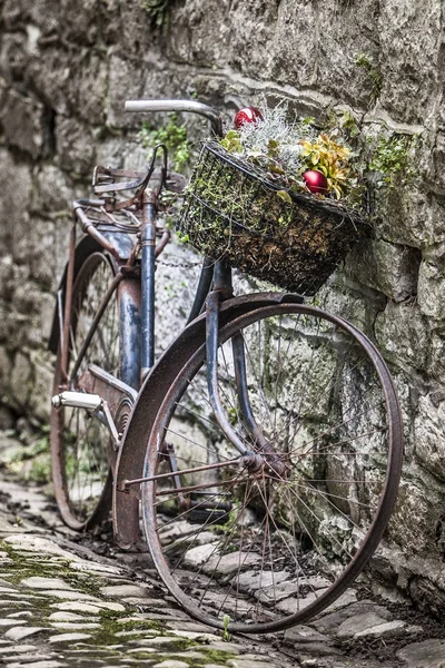 Старый велосипед на стене — стоковое фото